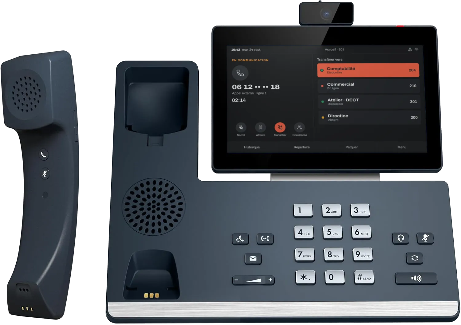Poste téléphonique IP en communication, prêt à transférer l’appel vers la comptabilité, son combiné décroché à côté